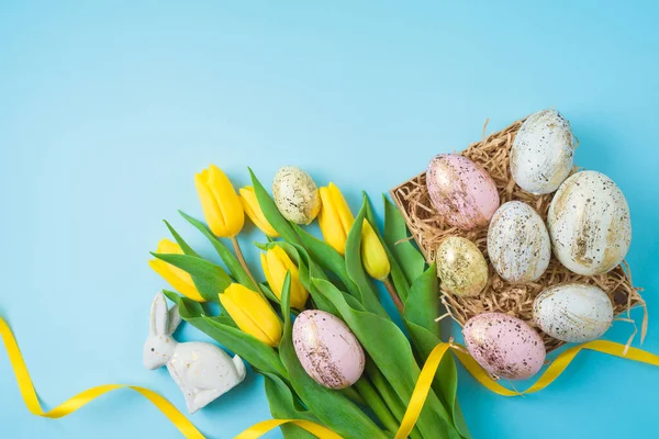 Composición Vacaciones Pascua Con Huevos Oro Pascua Flores Tulipán Amarillo — Foto de Stock
