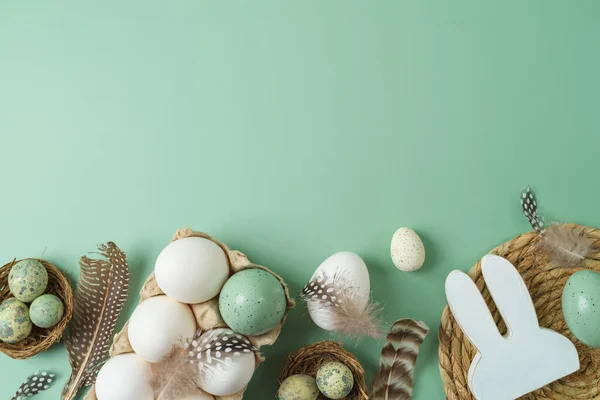 Concepto Vacaciones Pascua Con Huevos Blancos Decoración Sobre Fondo Verde — Foto de Stock