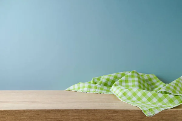 Table Bois Vide Avec Nappe Carreaux Verts Sur Fond Gris — Photo