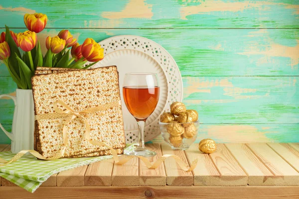 Judisk Högtid Påskfirande Med Matzah Vinglas Och Tulpanblommor Träbord — Stockfoto