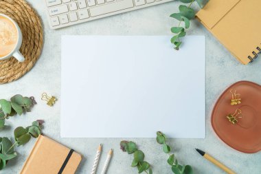 Çevre dostu sabit, kağıt notalı ve okaliptüs dallı modern masa. Üst görünüm, kopyalama alanı olan düz uzanma