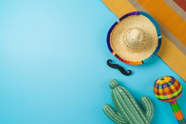 Meksika kaktüsü, marakas ve parti şapkasıyla Cinco de Mayo tatil geçmişi. Üst manzara, düz uzanma