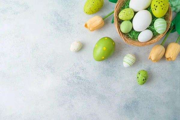 Påsk Semester Bakgrund Med Påskägg Korg Och Tulpan Blommor Inredning — Stockfoto