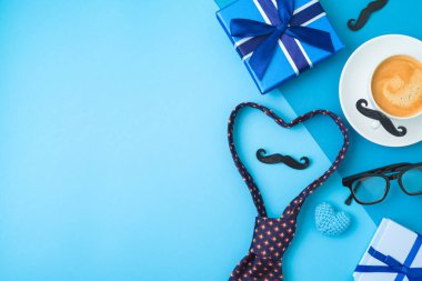 Kahve fincanı, kravat ve hediye kutusuyla babalar günün kutlu olsun. Düz konum, kopyalama alanı olan üst görünüm