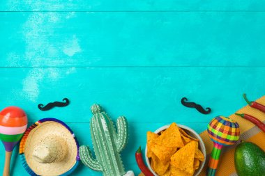 Meksika kaktüsü, cips, marakas ve parti şapkalı Cinco de Mayo tatil geçmişi. Üst manzara, düz uzanma