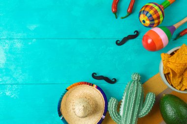 Meksika kaktüsü, cips, marakas ve parti şapkalı Cinco de Mayo tatil geçmişi. Üst manzara, düz uzanma