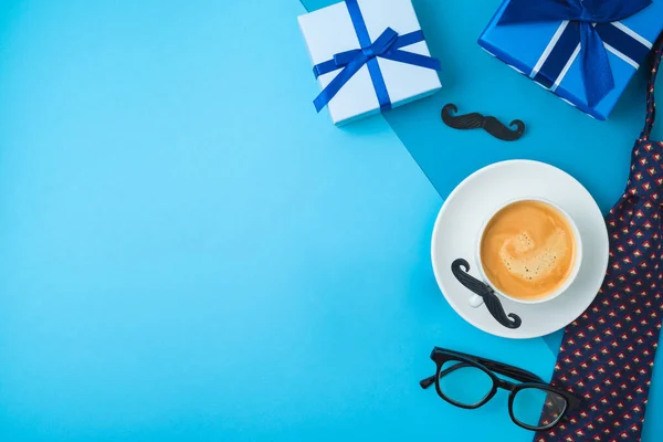 コーヒーカップ ネクタイ ギフトボックス付きの幸せな父の日のグリーティングカード フラットレイアウト トップビュー — ストック写真