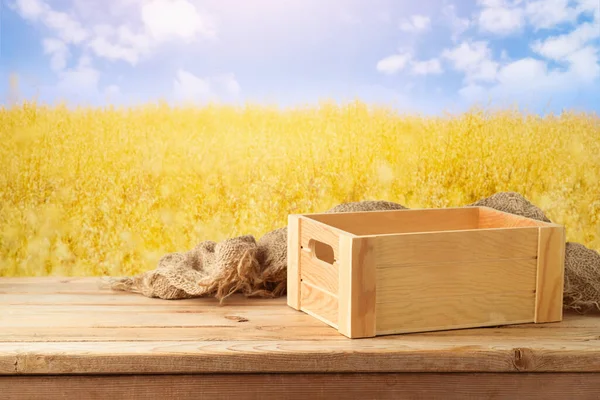 Caja Madera Vacía Mesa Sobre Hermoso Fondo Del Campo Trigo —  Fotos de Stock