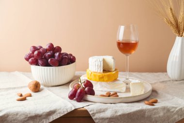 Peynir, üzüm, fındık ve şarap. Shavuot şenlik konsepti