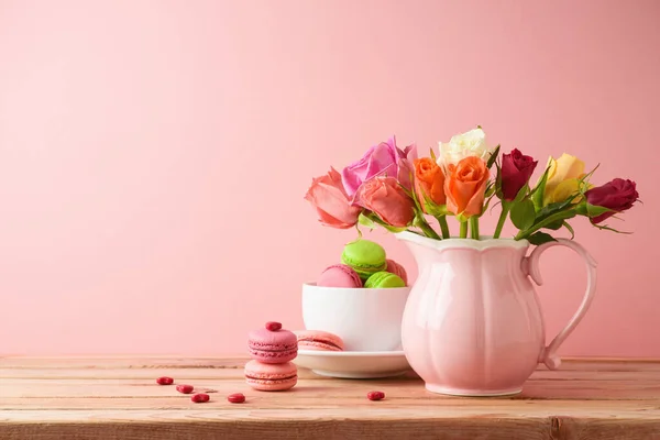 母亲节快乐的概念 木桌上粉色背景的法国饼干和玫瑰花束 — 图库照片