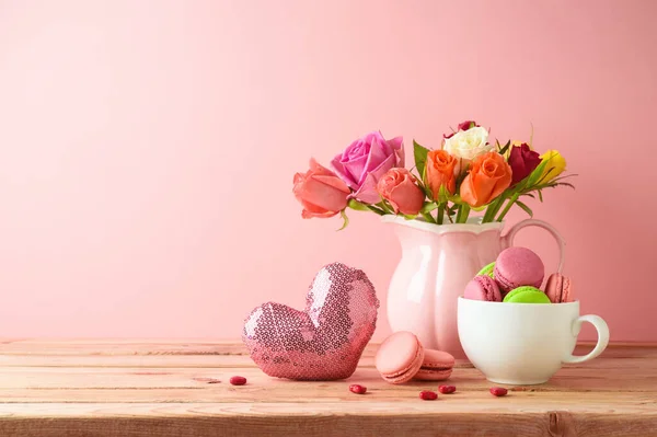 Gelukkige Moederdag Concept Macarons Franse Koekjes Hartvorm Rozenbloemboeket Houten Tafel — Stockfoto