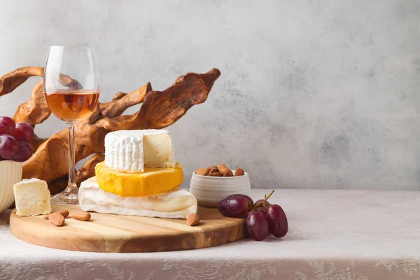 Τυρί Σταφύλια Ξηροί Καρποί Και Κρασί Στο Τραπέζι Έννοια Εορταστικής — Φωτογραφία Αρχείου