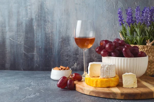 Queso Uvas Vino Sobre Fondo Oscuro Shavuot Concepto Ajuste Mesa — Foto de Stock