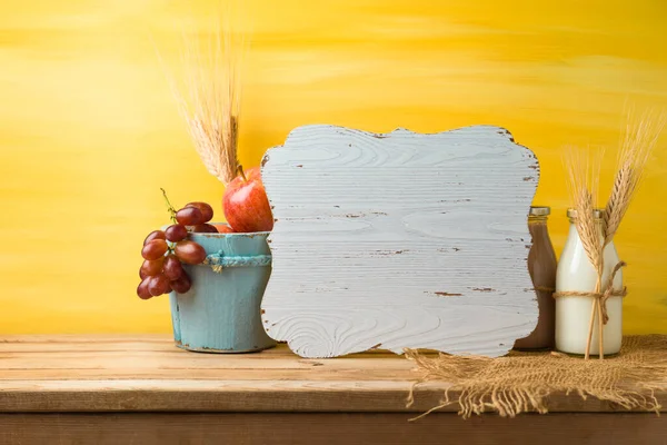 Houten Plank Melkfles Fruit Tafelondergrond Joodse Vakantie Shavuot Concept — Stockfoto
