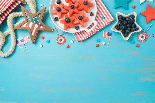 幸せな独立記念日 木製の背景に夏のフルーツサラダや装飾が施された7月の4日のお祝いのテーブルセッティング トップビュー フラットレイアウト — ストック写真