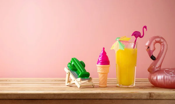 Bodegón Estético Retro Con Jugo Naranja Flotador Piscina Del Flamenco — Foto de Stock