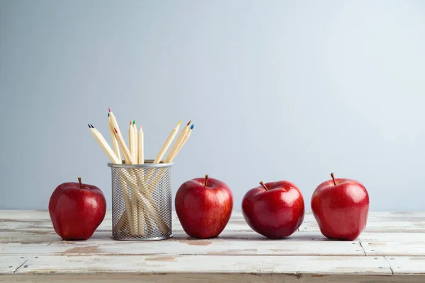 Matite Mele Rosse Sul Tavolo Legno Torna Scuola Sfondo Creativo — Foto Stock