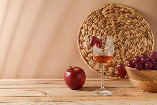 夏の静物画とワインとブドウの木のテーブルの上にベージュの背景 — ストック写真