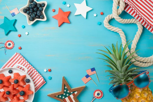 夏のフルーツサラダ パイナップルと装飾と7月の4日のピクニックのためのフレームの境界 幸せな独立記念日の概念 トップビュー フラットレイアウト — ストック写真