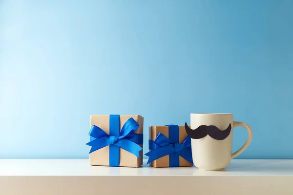 有咖啡杯 胡子和蓝色背景礼品盒的父亲节观念 — 图库照片