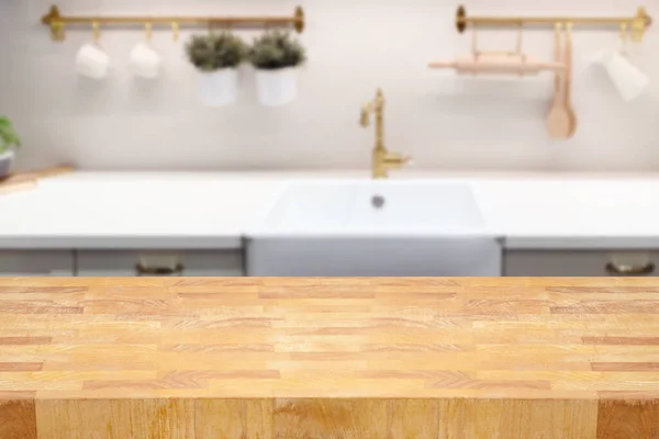 Drewniany Stół Nad Kuchnią Zamazane Tło Licznika Wnętrze Projektowania Makiet — Zdjęcie stockowe