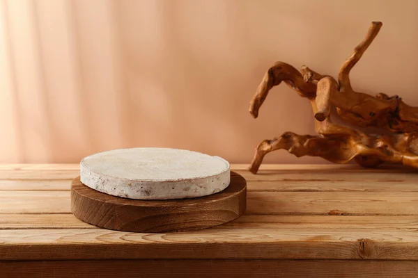 Leere Holzstämme Auf Dem Tisch Vor Modernem Kreativem Hintergrund Kosmetik — Stockfoto