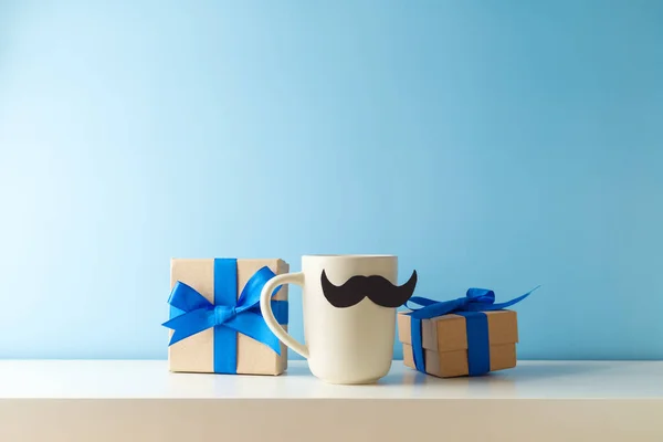 父亲节快乐 蓝底白桌上放着咖啡杯 小胡子和礼品盒 — 图库照片
