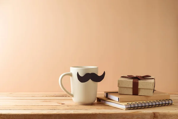 Vatertagskonzept Mit Kaffeetasse Schnurrbart Notizbuch Und Geschenkbox Auf Holztisch Vor — Stockfoto