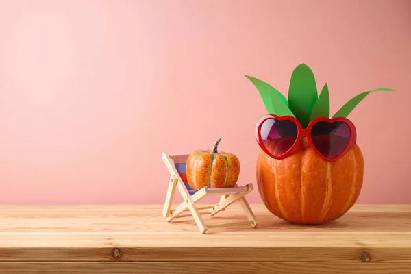 Creative Home Decoration Halloween Holidau Celebration Pumpkin Pineapple Sunglasses Wooden — Zdjęcie stockowe