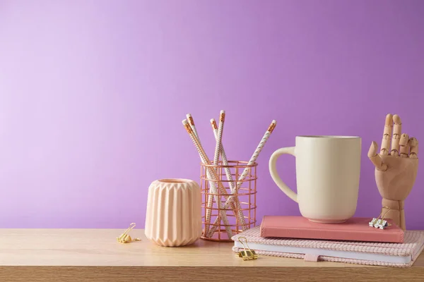 Elegante Tavolo Femminile Con Tazzina Caffè Taccuino Matite Sfondo Viola — Foto Stock