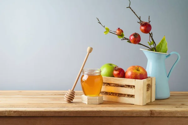 Csendéleti Kompozíció Rosh Hashanah Nyaralásához Mézes Edény Alma Fadobozban Asztalon — Stock Fotó