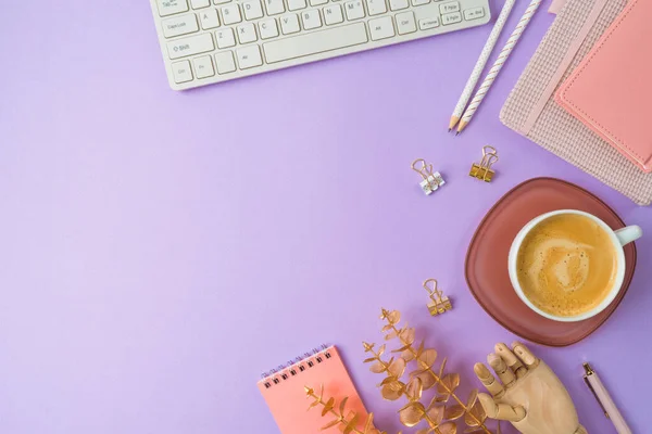 Stilvoller Femininer Tisch Mit Kaffeetasse Notizbuch Und Computertastatur Vor Violettem — Stockfoto