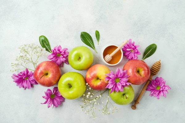 Jewish Holiday Rosh Hashana Festive Table Decoration Honey Apple Flowers - Stock-foto