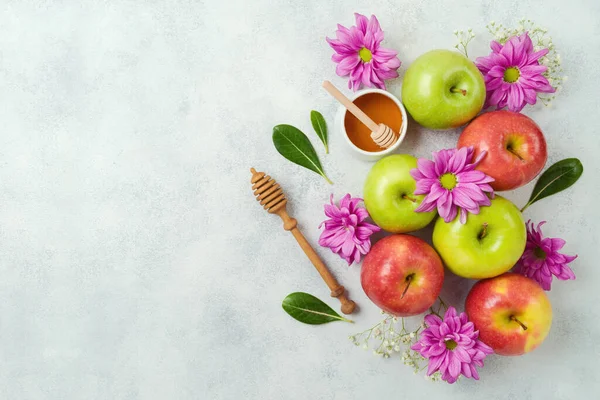 Jewish Holiday Rosh Hashana Background Honey Apple Flowers Top View — Stok fotoğraf