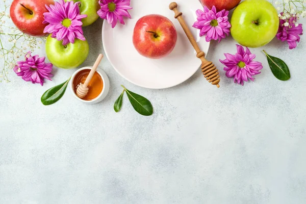 Jewish Holiday Rosh Hashana Festive Table Setting Honey Apple Flowers — Stok fotoğraf