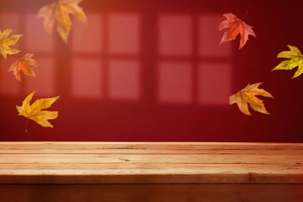 Leerer Holztisch Vor Trendigem Roten Wandhintergrund Mit Fensterschatten Und Fallblättern — Stockfoto