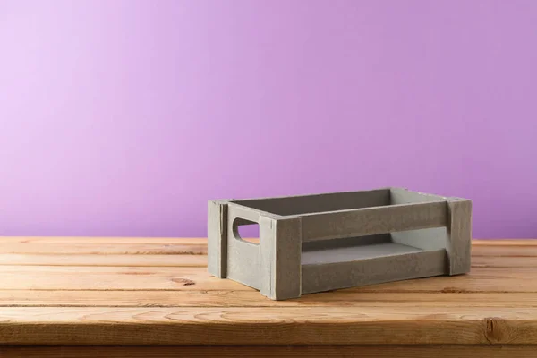 Caja Madera Vacía Mesa Sobre Fondo Pared Púrpura Concepto Cosecha — Foto de Stock