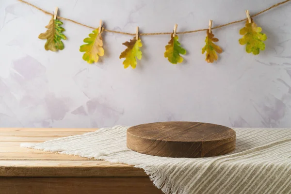 Leere Holzstämme Auf Tisch Mit Tischdecke Über Herbstblättern Girlanden Hintergrund — Stockfoto