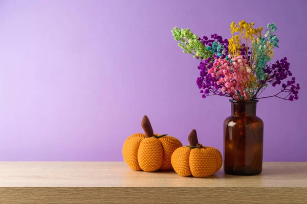 秋天的干花和南瓜装饰在木制桌子上紫色背景 感恩节贺卡 — 图库照片