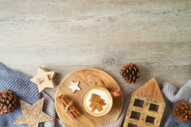 Kahve fincanı ve çevre dostu dekorasyonlarla Noel tatili geçmişi. Hygge İskandinav tarzı konsept. Üst manzara, düz uzanma