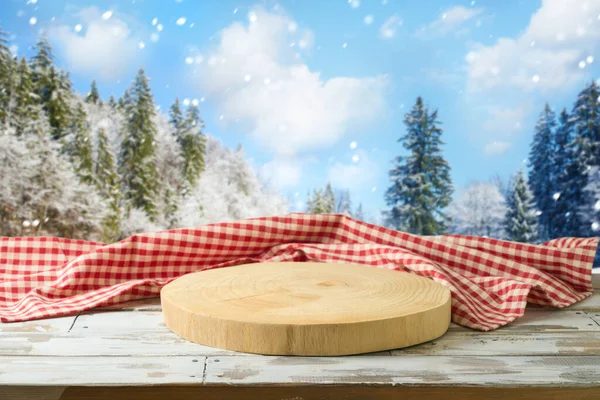 Üres Fatönk Asztalterítővel Téli Táj Hátterében Karácsonyi Ünnepi Mock Design — Stock Fotó