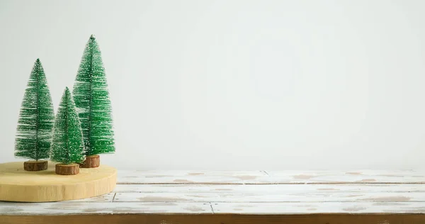 Mesa Madera Con Decoración Pino Sobre Fondo Pared Blanco Navidad —  Fotos de Stock