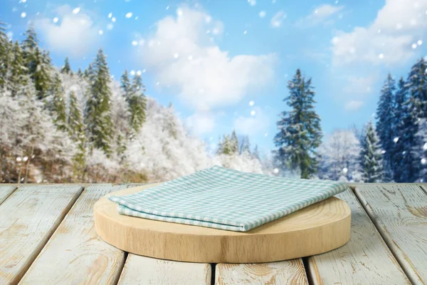 木製の丸太と青で冬の背景は美しい風景の上にテーブルクロスをチェックしました クリスマス休暇 デザインと製品の表示のためのモックアップ — ストック写真