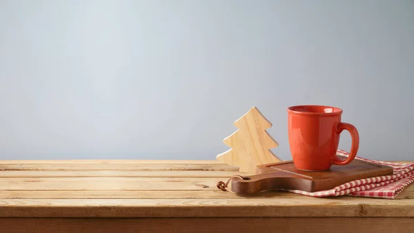 Houten Tafel Met Koffiebeker Snijplank Tafelkleed Kerstversiering Grijze Muurachtergrond Keuken — Stockfoto