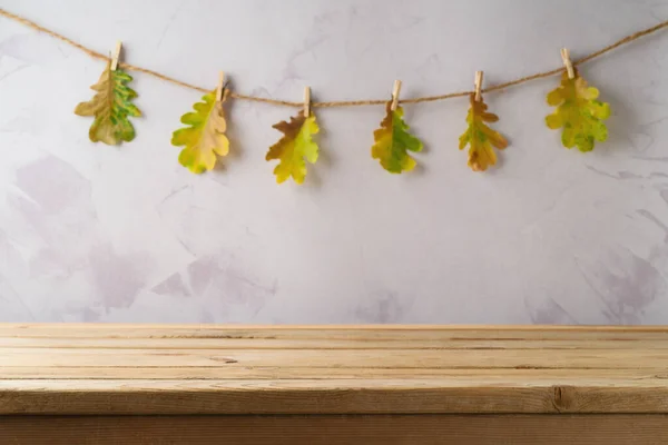 Tavolo Legno Sopra Autunno Foglie Ghirlanda Decorazione Sfondo Mock Festa — Foto Stock