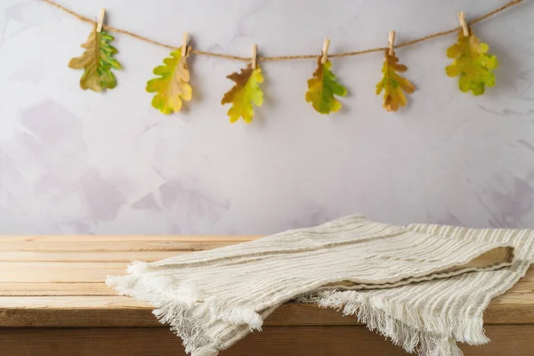 Mesa Madera Vacía Con Mantel Moderno Sobre Fondo Guirnalda Hojas — Foto de Stock