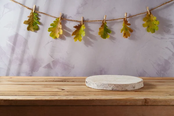 Tronco Madera Vacío Mesa Sobre Fondo Las Hojas Otoño Guirnalda — Foto de Stock