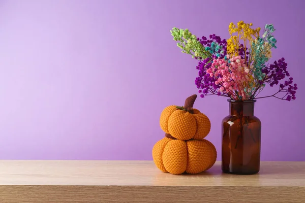 Outono Flores Secas Decoração Abóbora Mesa Madeira Sobre Fundo Violeta — Fotografia de Stock