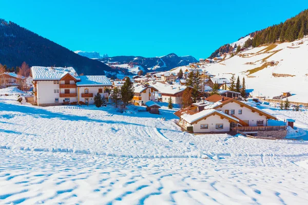 ドロマイト山 雪と伝統的な家と冬の風景 旅行と観光のコンセプトの背景 — ストック写真