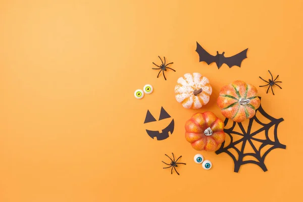 Concepto Halloween Con Calabaza Decoraciones Sobre Fondo Naranja Vista Superior — Foto de Stock